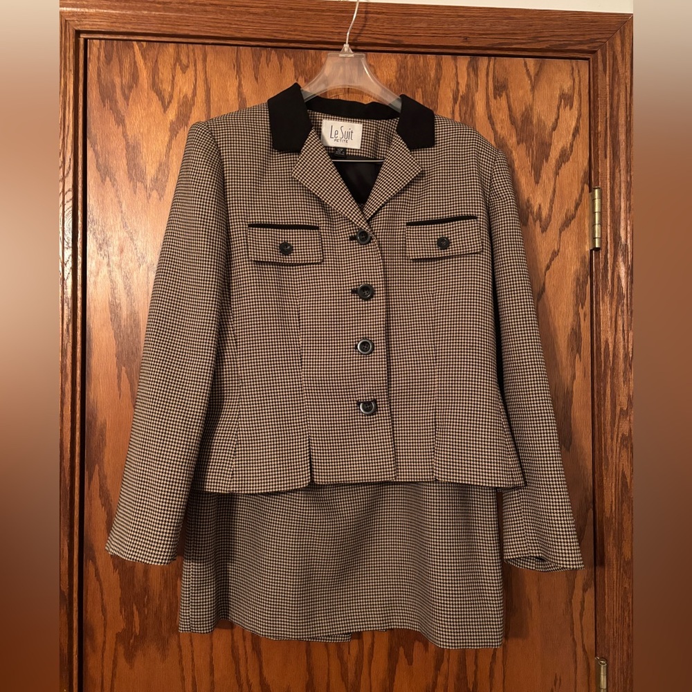 EUC LeSuit 12 Petite Black and Brown Houndstooth Blazer and Skirt Suit.